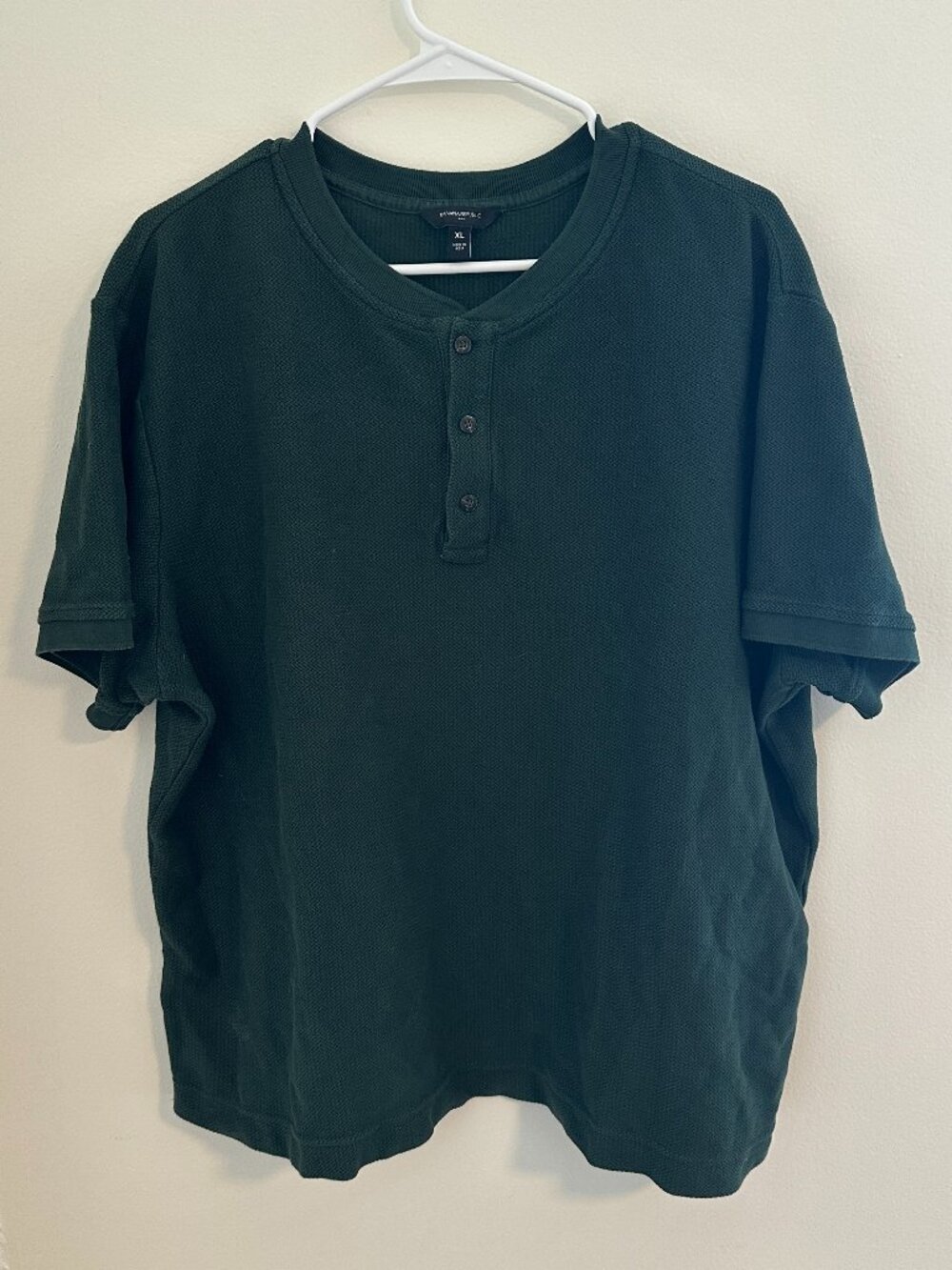 Banana Republic Men Summerweight Textured Henley Hunter Green 100% Cotton shirt